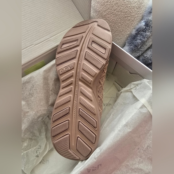 NIB! APL, Men's TechLoom Phantom, Almond/Champagne, Size 10, MSRP $206 - Picture 4 of 7